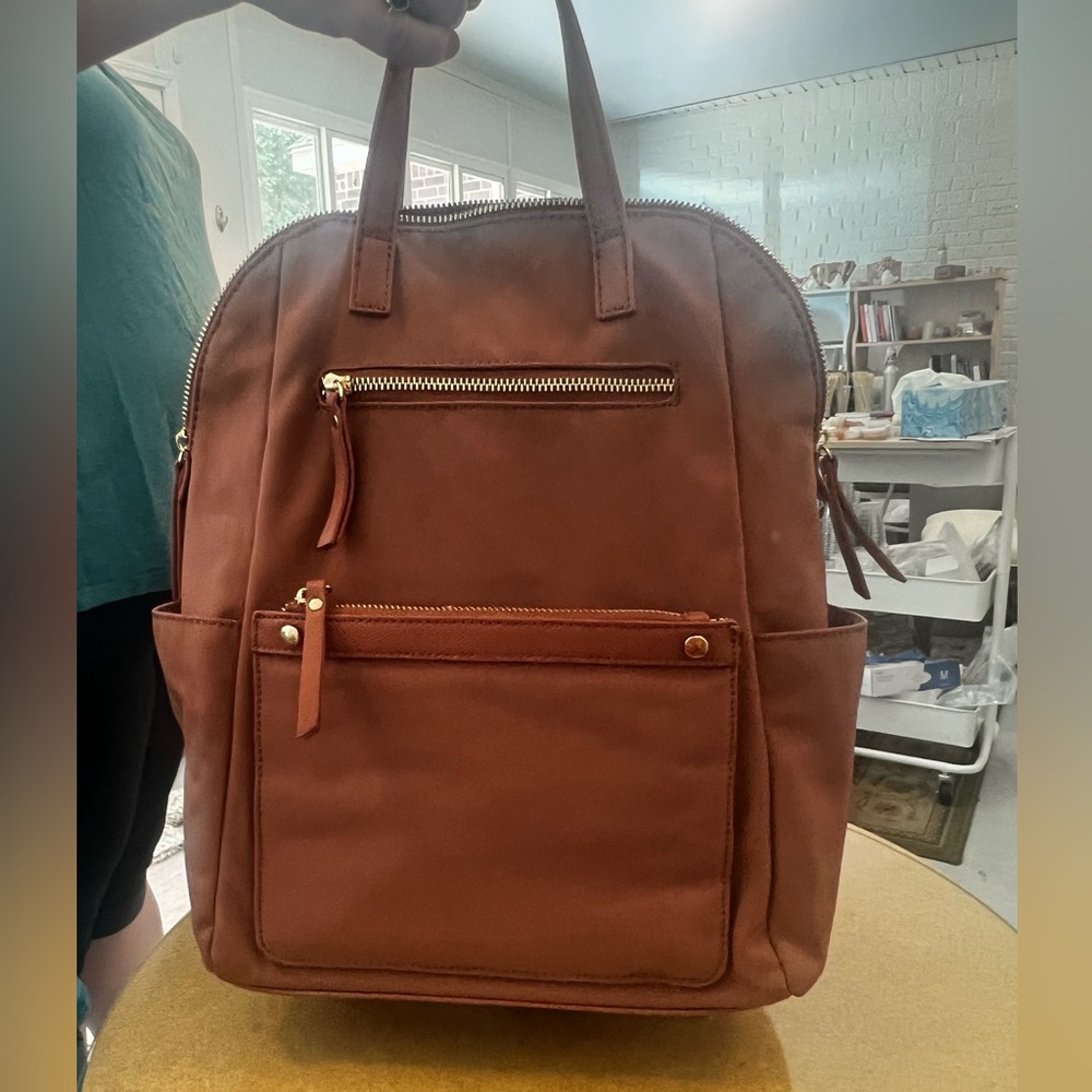 25% off of listed price. Mauve colored backpack. Slightly used. Good condition.